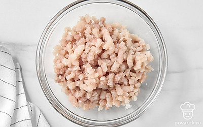 Разрежьте филе сома на небольшие куски и пропустите через мясорубку.