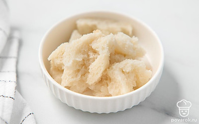 Поломайте ломтик батона на маленькие кусочки. Положите в миску и залейте четвертью стакана воды на 3 минуты. Потом отожмите хлеб от жидкости.