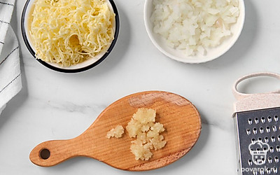 Мелко покрошите репчатый лук. Пропустите через пресс чеснок. Нарежьте сливочное масло на маленькие кусочки или натрите на средней терке.