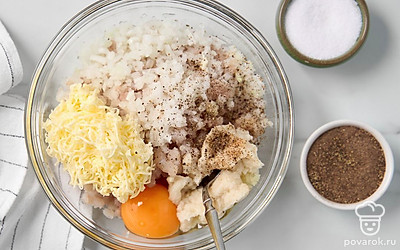 В миске тщательно смешайте фарш, батон, куриное яйцо, лук, чеснок, масло, соль и перец.