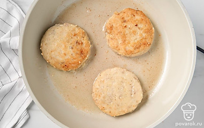 Разогрейте в сковороде растительное масло. Сформируйте из фарша небольшие котлеты. Обваляйте каждую в муке и сразу выложите на сковороду. Обжарьте по 2-3 минуты с каждой стороны на среднем огне.