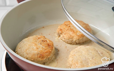 Накройте сковороду крышкой, уменьшите нагрев до минимального. Готовьте котлеты еще 10-15 минут.