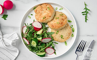 Подавайте котлеты с овощной нарезкой и свежей зеленью.