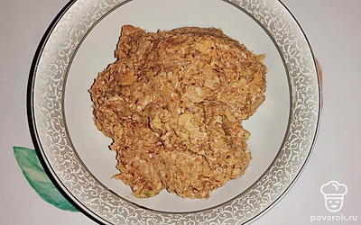 Пропустите через мясорубку свинину и кусочки свежей тыквы.