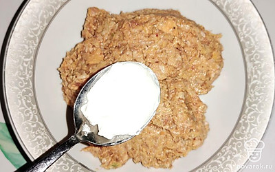 Добавьте в фарш сметану, перемешайте.