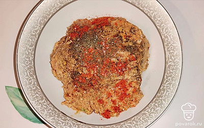 В фарш добавьте специи, перемешайте.