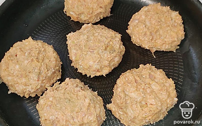 Сформируйте котлетки привычной формы, выложите их в форму для запекания. Запекайте в разогретой духовке 30 минут при 180-200 градусах. Приятного аппетита!