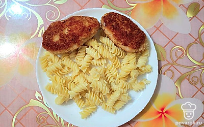 Готовые куриные котлеты подайте к столу с любым гарниром.