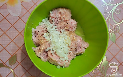 В глубокой миске смешайте куриный фарш, яйцо, лук, соль, черный молотый перец.