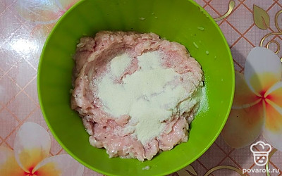 Добавьте манную крупу. Подождите 5 минут, чтобы манка набухла. 