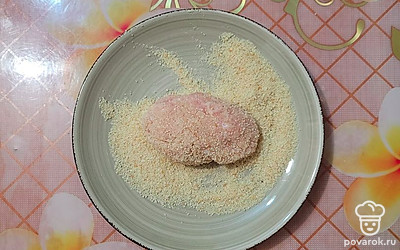 Сформируйте плоские котлеты, обваляйте их в панировочных сухарях.