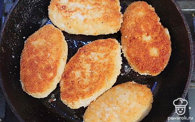 Обжарьте котлеты на разогретой сковороде с растительным маслом по 5-7 минут с каждой стороны (до золотистой корочки). 