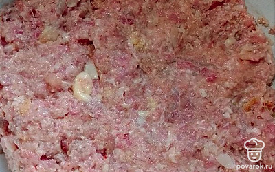 Отожмите хлеб от лишней влаги. Фарш посолите, поперчите, смешайте с хлебом. 