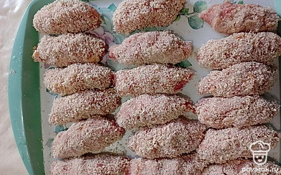 Сформируйте котлеты. Обваляйте их в панировочных сухарях. 