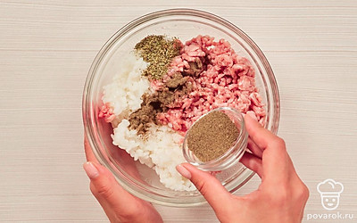 Подготовьте начинку из фарша и риса. Рис отварите в течение 5 минут до полуготовности в 2 стаканах кипящей воды. Откиньте рис на дуршлаг, промойте холодной водой и стряхните лишнюю жидкость. В глубокой миске хорошо перемешайте мясной фарш, рис, прованские травы, 1 ч. л. соли и черный молотый перец.