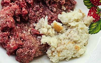 Хлеб размочите водой, добавьте в фарш. Посолите, поперчите.