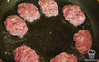 Сформируйте котлеты, обжарьте на растительном масле. 