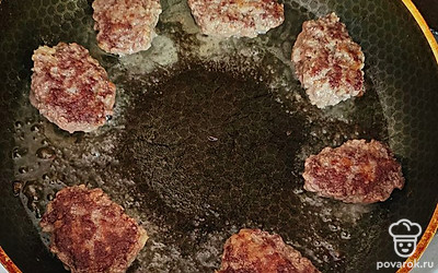 Обжарьте с двух сторон до золотистой корочки. 