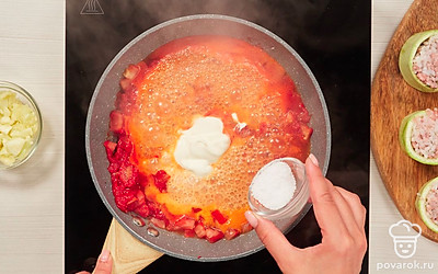 Приготовьте соус. На сковороду выложите томатную пасту и нарезанные помидоры, перемешайте и на медленном огне доведите до кипения. Затем добавьте стакан воды, сметану. Добавьте 0,5 ч. л. соли и перемешайте. Тушите соус 3-4 минуты на медленном огне.