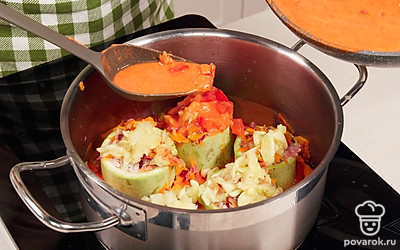 Потушите кабачки. На дно кастрюли с толстым дном выложите половину луково-морковной зажарки,половину соуса, сверху добавьте половину нарезанной мякоти кабачков и поставьте кабачки, фаршированные мясом и рисом. Сверху выложите оставшуюся зажарку и кабачковую мякоть. Сметанно-томатным соусом залейте фаршированные кабачки и овощи. Поставьте кастрюлю на минимальный огонь и тушите примерно 50 минут.