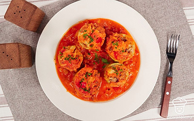 Кабачки фаршированные, тушеные в сметанно-томатном соусе, достаточно подать к столу вместе со сметаной и легким овощным салатом, так как рис в начинке с успехом заменит любой гарнир.