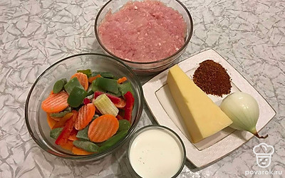 Заранее достаньте овощную смесь из морозильника, чтобы она немного оттаяла. Очистите лук от шелухи.