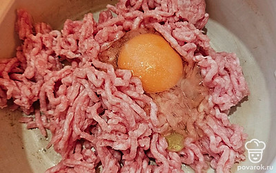 В отдельной емкости смешайте фарш с яйцом. Посолите и поперчите по вкусу. Укроп помойте и мелко нарежьте. 