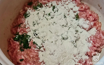 Добавьте в фарш укроп и муку, тщательно перемешайте. 