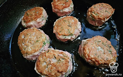 Разделите фарш на равные части, сформируйте котлеты. Жарьте на среднем огне под закрытой крышкой с двух сторон до румяной корочки. 