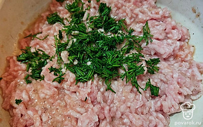 Смешайте фарш с яйцом, добавьте укроп, посолите и поперчите по вкусу, тщательно перемешайте. 