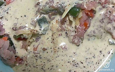 В отдельной миске взбейте яйца со сливками, добавьте соль, перец и специи для курицы. Добавьте получившуюся смесь в фарш с овощами и тщательно все перемешайте.