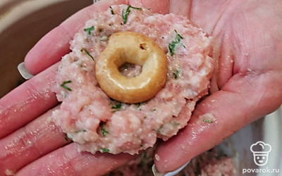 Разделите фарш на равные части. Из кажой части сформируйте пласт, выложите сушку, сформируйте шар.