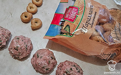 Повторите предыдущий шаг с остальным фаршем. Разогрейте сковороду с капелькой масла. 