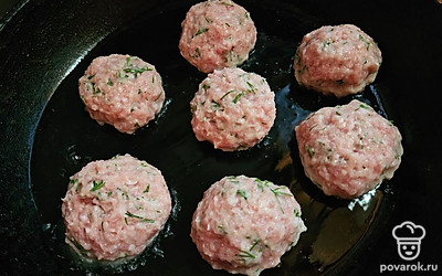 Жарьте котлеты на среднем огне под закрытой крышкой с двух сторон до румяной корочки. 