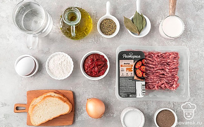 Вымойте и почистите лук. Помойте куриное яйцо, подготовьте миски и сковороду с крышкой.