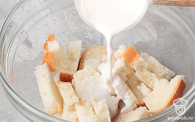 Поломайте ломтики хлеба на части, выложите их в миску и залейте молоком. Оставьте на 5-10 минут, чтобы батон размягчился.