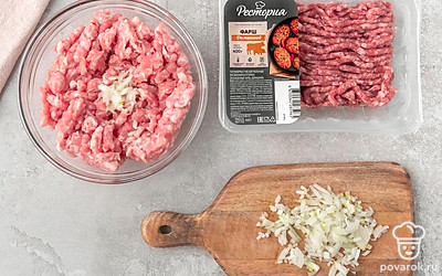 Мелко нарежьте лук. Половину соедините с мясным фаршем в чистой миске. Другая половина лука понадобится для соуса. 