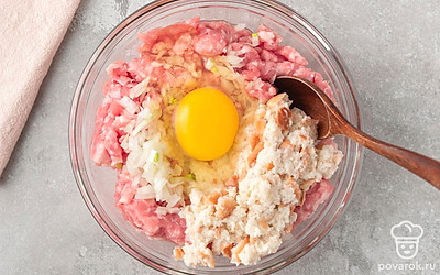 Разомните размоченный в молоке хлеб вилкой, выложите его к фаршу. Разбейте туда же яйцо.