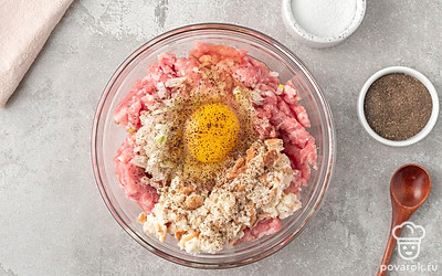 Всыпьте в миску ¼ ч.л. соли и черный перец. Вымесите фарш до однородного состояния. Слепите из него 6 круглых котлет.