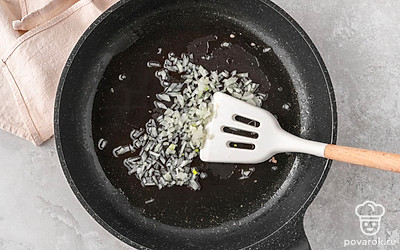 Пожарьте оставшуюся половину лука в горячем масле около 2-3 минуты до светло-золотистого цвета.