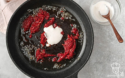 Соедините в чашке муку и 2 ст.л. воды, хорошо перемешайте, чтобы в соусе не осталось комочков. Вылейте получившуюся смесь в сковороду с томатной пастой.