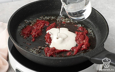 Увеличьте огонь под сковородой. Налейте в нее оставшуюся воду, всыпьте ¼ ч.л. соли и сухие прованские травы.