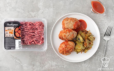 Подайте котлеты в томатном соусе с гарниром на ваш вкус. Мы остановись на жареной картошке, которая так хорошо дополняет мясные блюда.