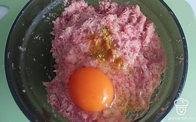 В фарш вбейте яйцо, добавьте приправу и соль по вкусу, перемешайте.