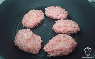 Обжарьте котлеты на горячей сковороде с подсолнечным маслом до готовности (10 минут).