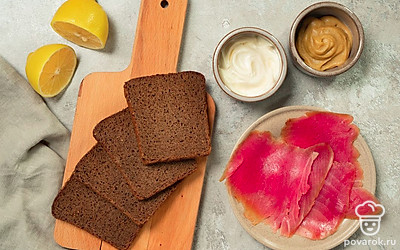 Подготовьте все необходимые продукты, чтобы они были под рукой. Филе тунца извлеките из упаковки и мелко нарежьте. Помойте лимон, базилик для украшения и обсушите.