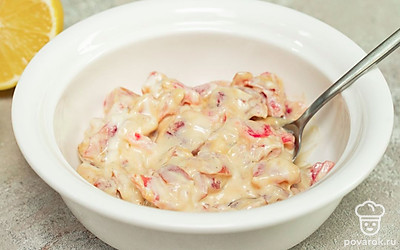 Подготовьте начинку. К измельченному тунцу добавьте майонез и перемешайте. Затем в миску выдавите сок лимона. Также в полученную массу выложите горчицу и снова перемешайте.