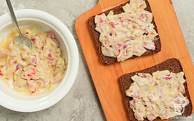 Приготовьте тосты. Приготовьте из ломтиков хлеба тосты с помощью тостера в течение 30 секунд. На приготовленные тосты выложите смесь из тунца, майонеза и горчицы.