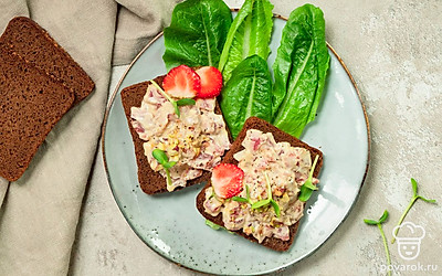 Перед подачей тосты украсьте свежим базиликом и каплей майонеза.