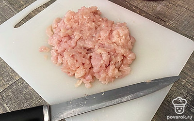 Куриное филе нарежьте мелким кубиком.